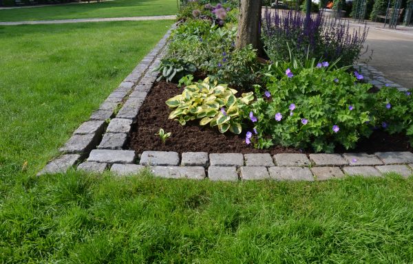 Flower Bed Mulching in Largo